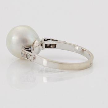 An 18K white gold ring set with a pearl and eight-cut diamonds.