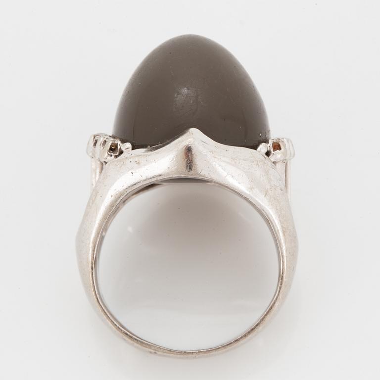 RING  med en stor grå cabochonslipad safir.