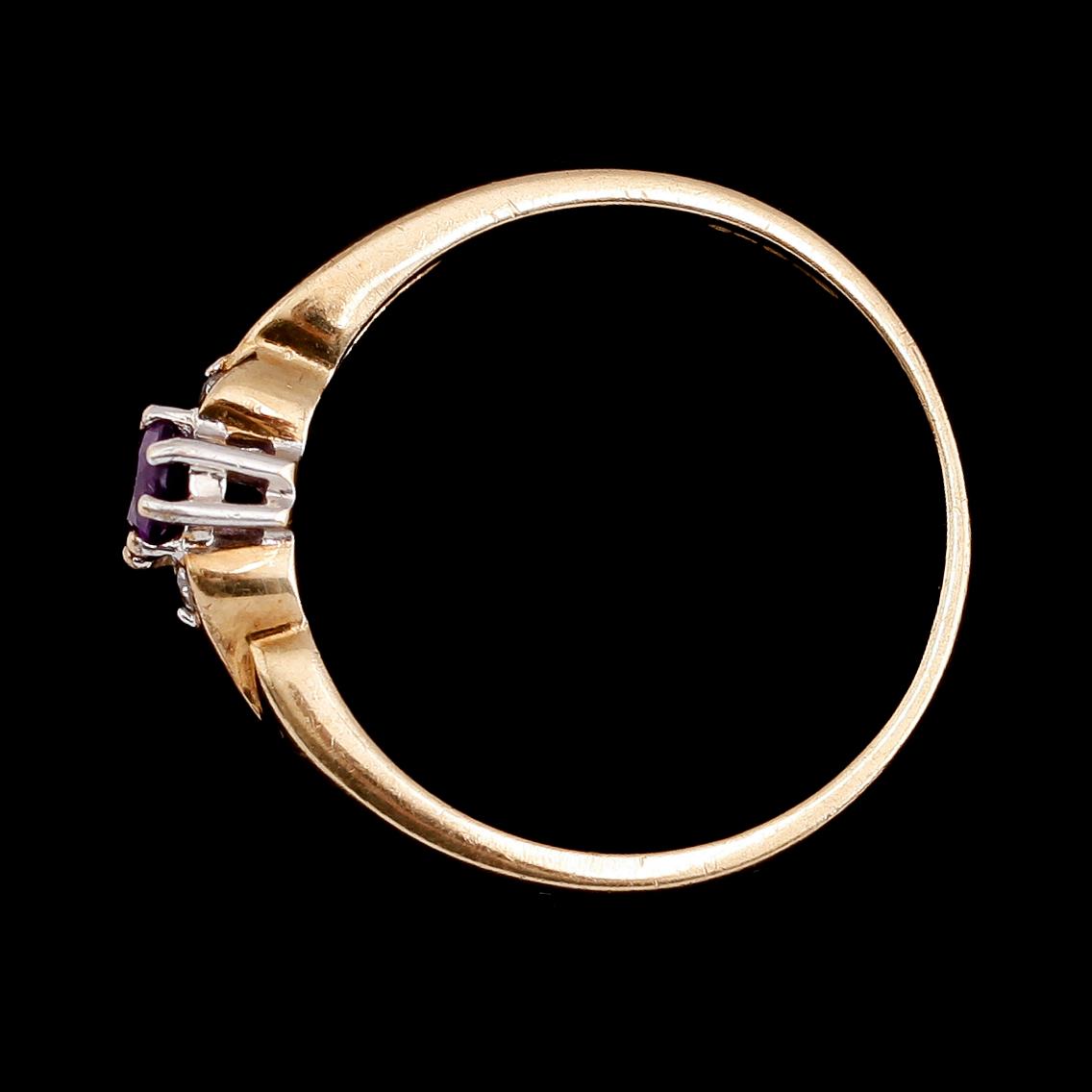 RING, 9 k guld med ametister och 2 små diamanter. Vikt ca 2 gram.