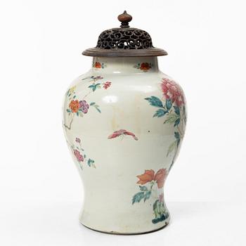 Urna, porslin, Kina, Qingdynastin, 1800-tal.