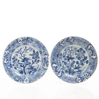 A pair of Chinese blue and white dishes, Qing dynasty, 18th century.