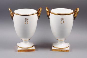 URNOR, ett par, porslin, empire, 1800-talets första hälft.