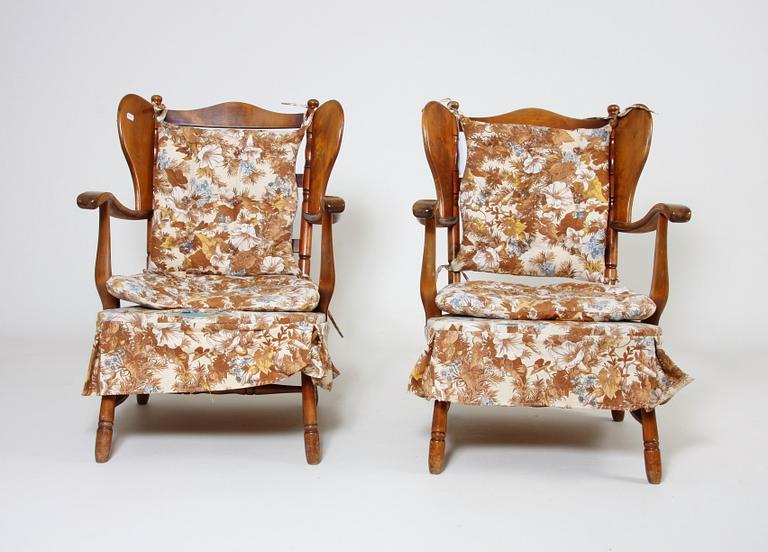 ÖRONLAPPSFÅTÖLJER, ett par, 1900-tal.