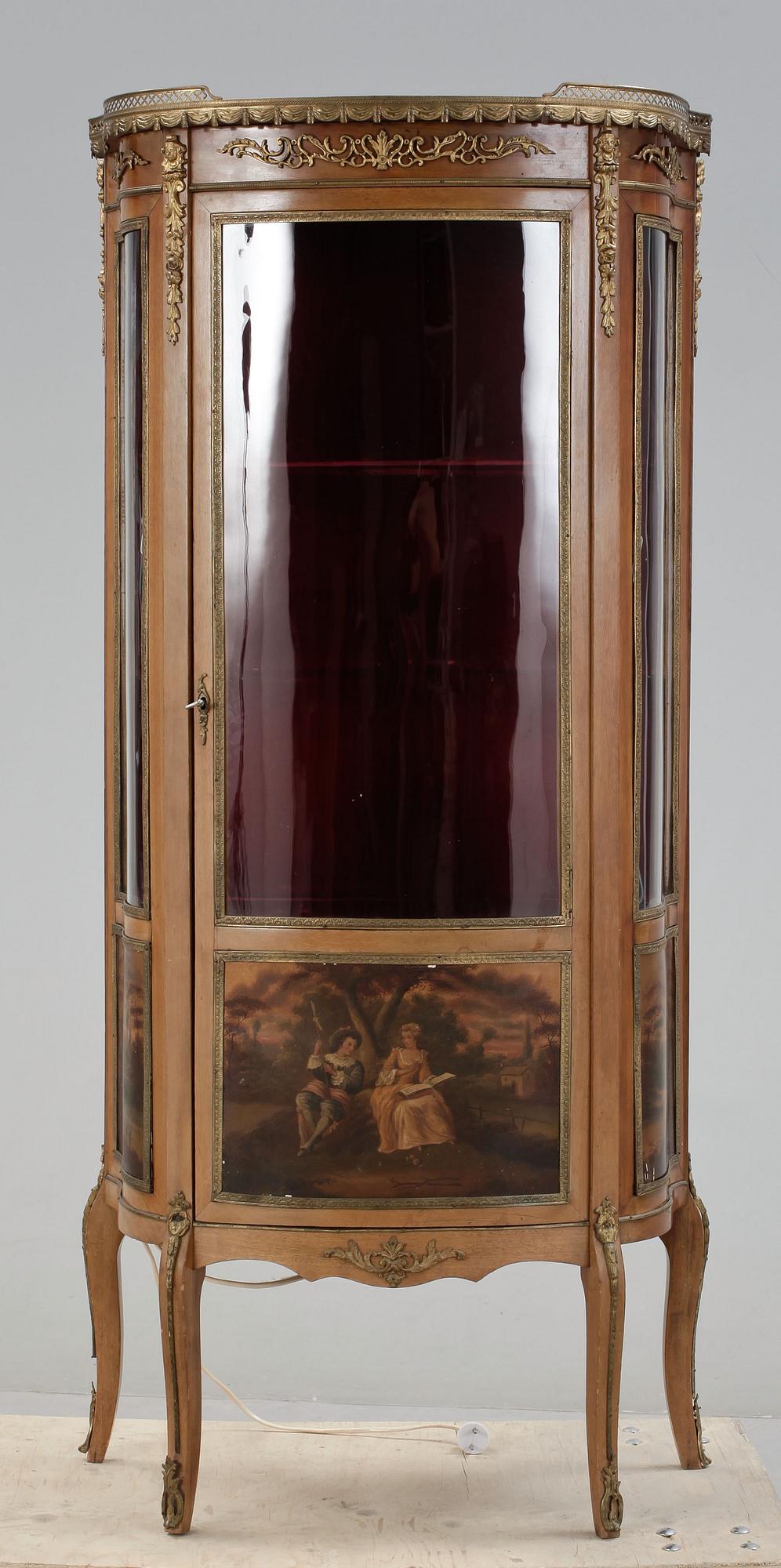 VITRINSKÅP, Louis XV-stil, 1900-talets första hälft.
