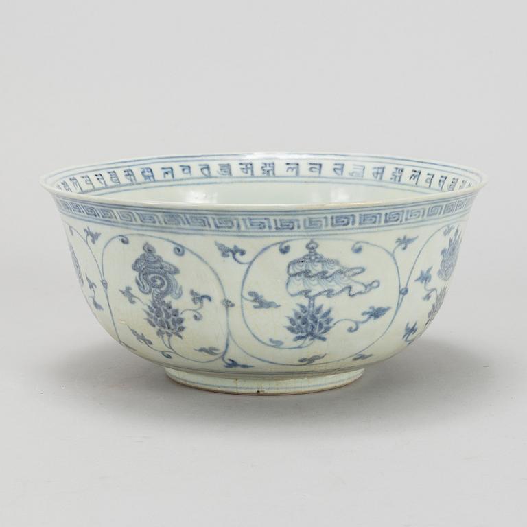 A blue and white bowl, Thailand, 17th Century.