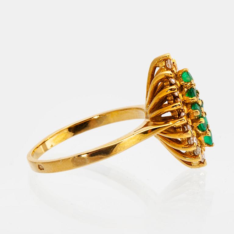 RING 18k gold emeralds and brilliant-cut diamonds approx 0,15 ct in total.