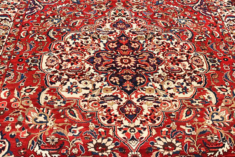 A Mahal carpet c. 315 x 215 cm.