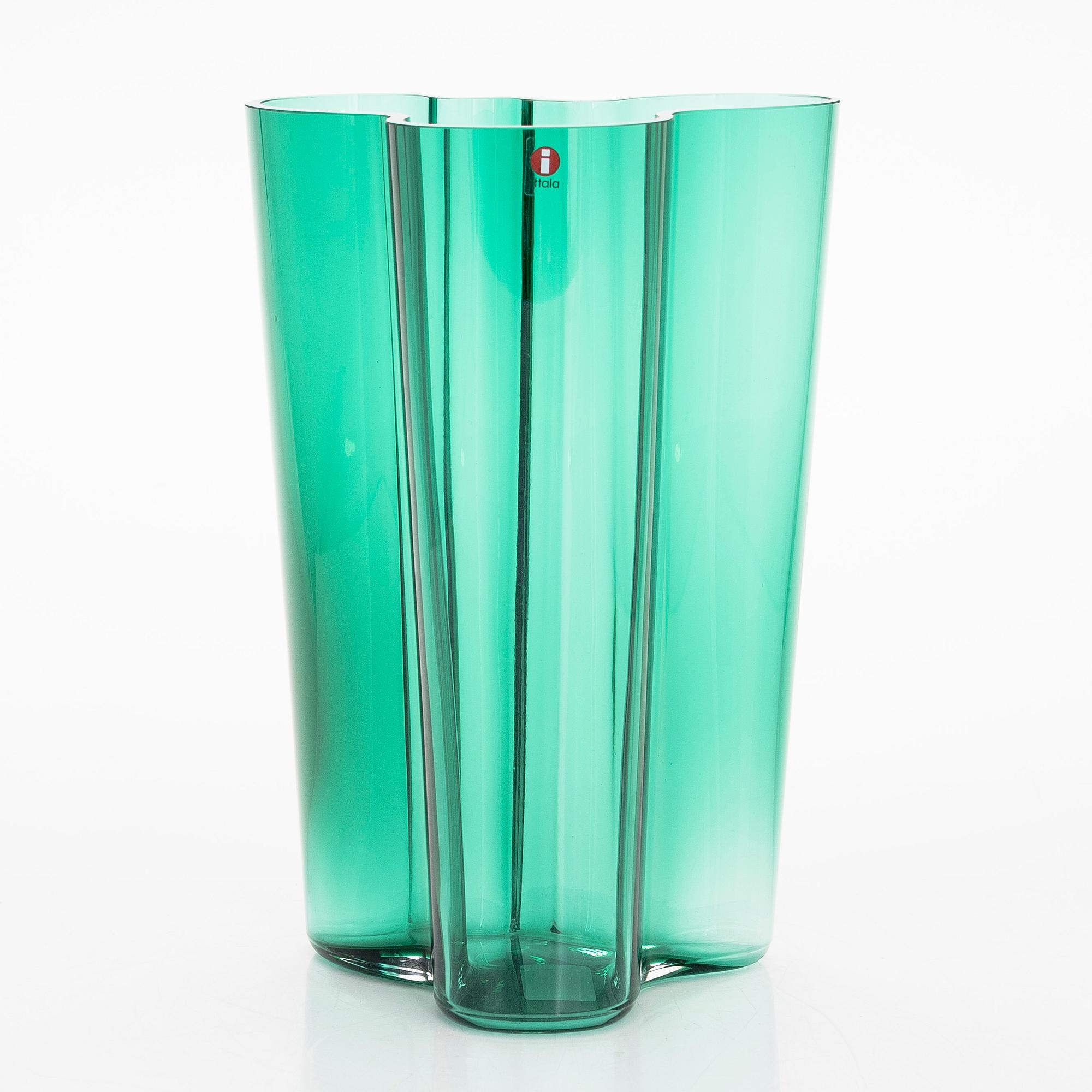 Alvar Aalto, a '251' vase signed Iittala. 2000s.