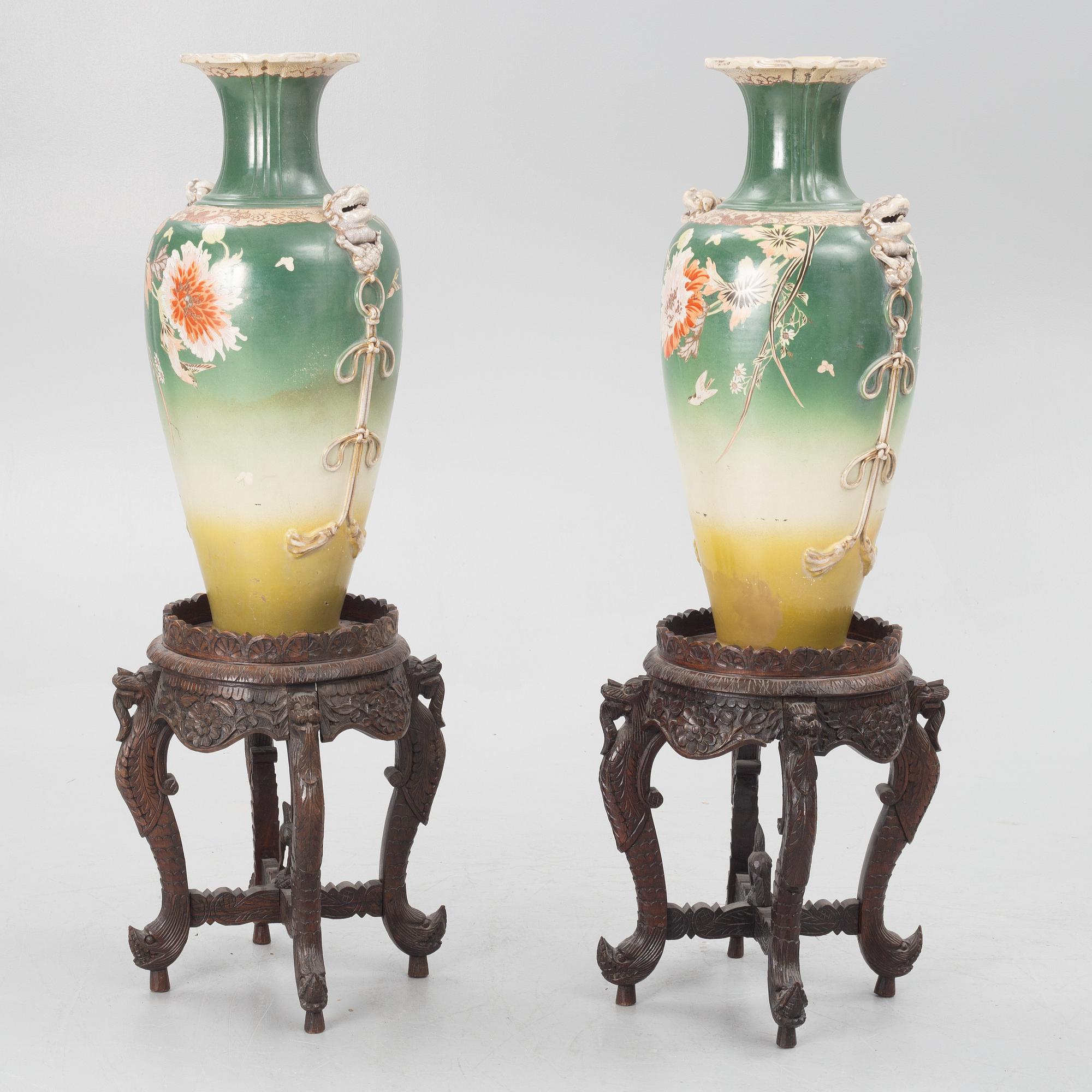 A pair of Japanese porcelain urns, first half of the 20th century, with pedestals.