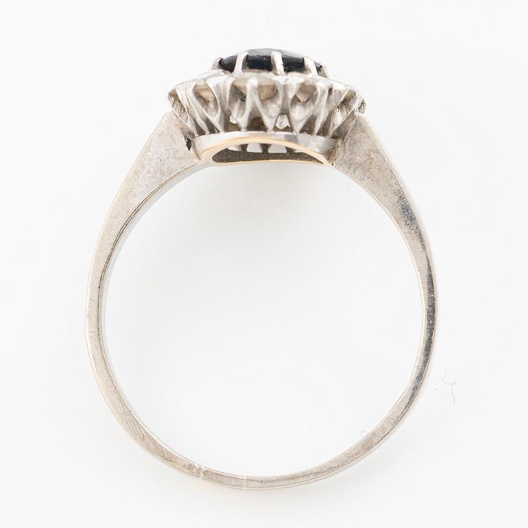 Ring, carré-set, 18K white gold with sapphire and brilliant-cut diamonds.