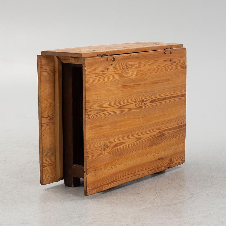 A pine gate-leg table, 19th Century.