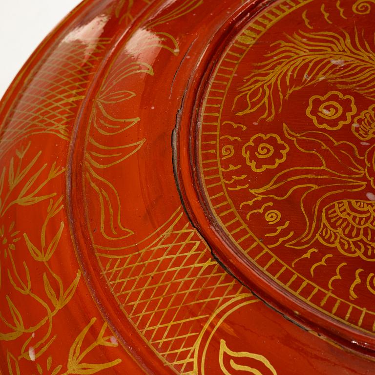 Askar, två stycken, bemålat trä, sydostasien, 1900-tal.