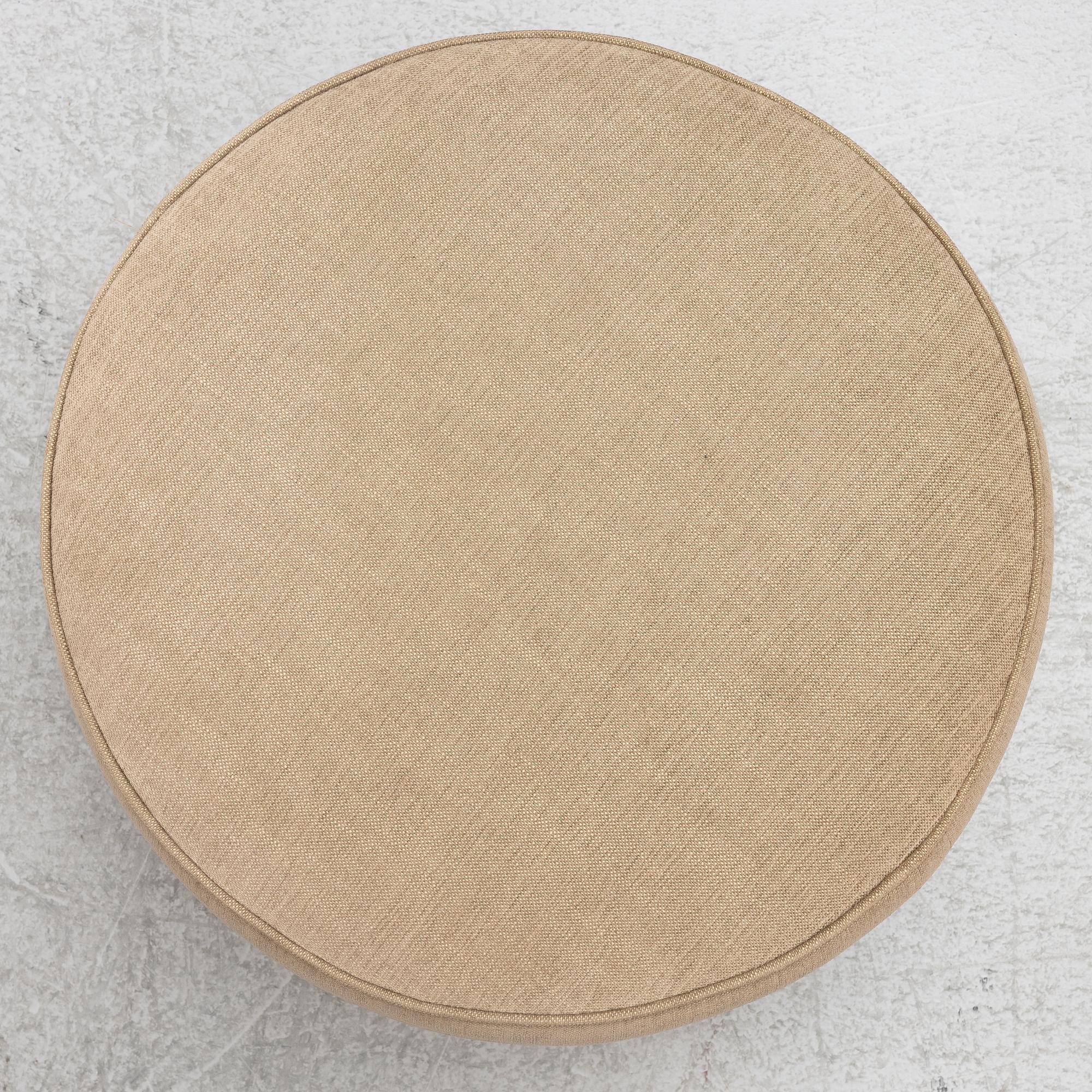 An armchair with footstool, Howard model, Englessons, 21st century.