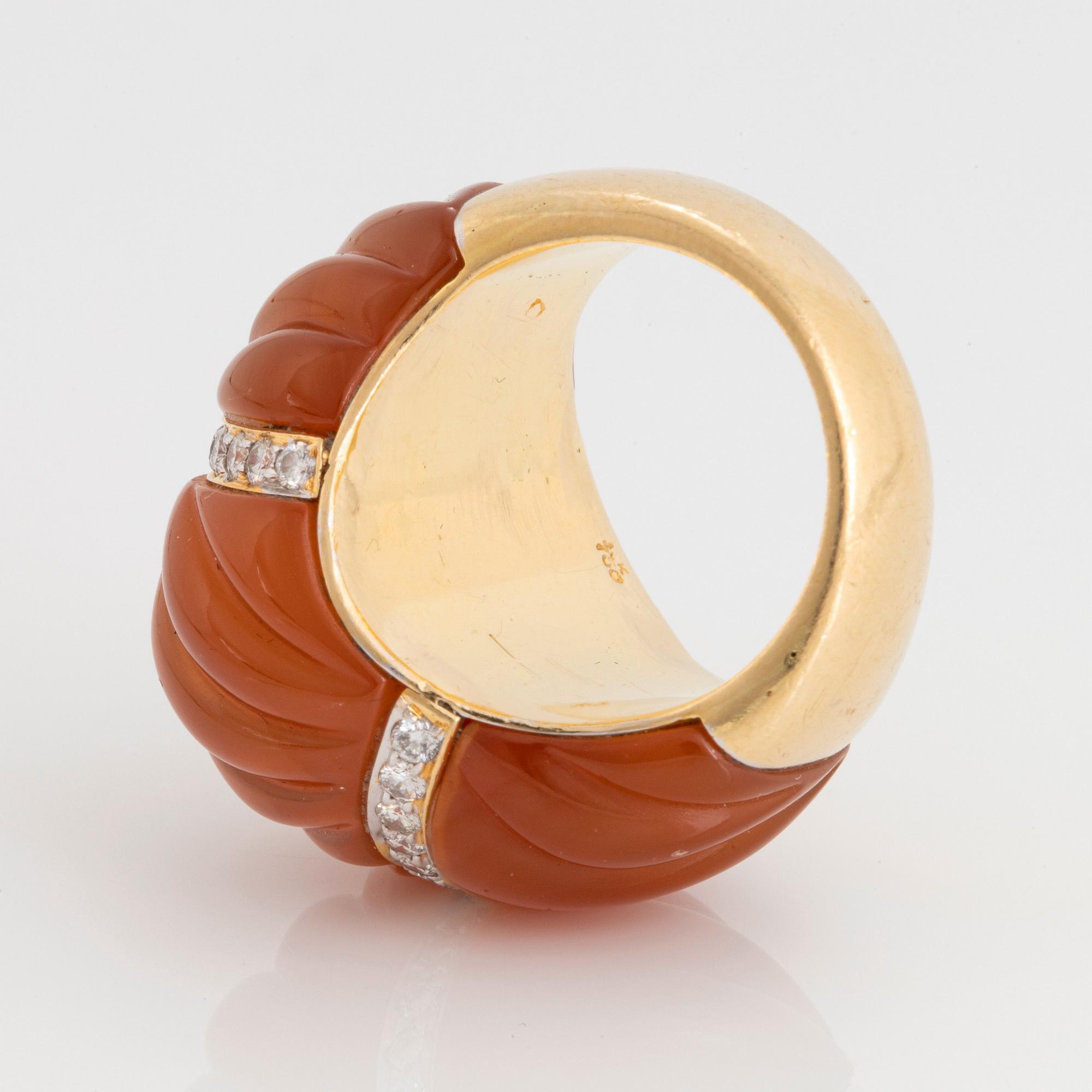 Ring 18K guld med agat och runda briljantslipade diamanter.