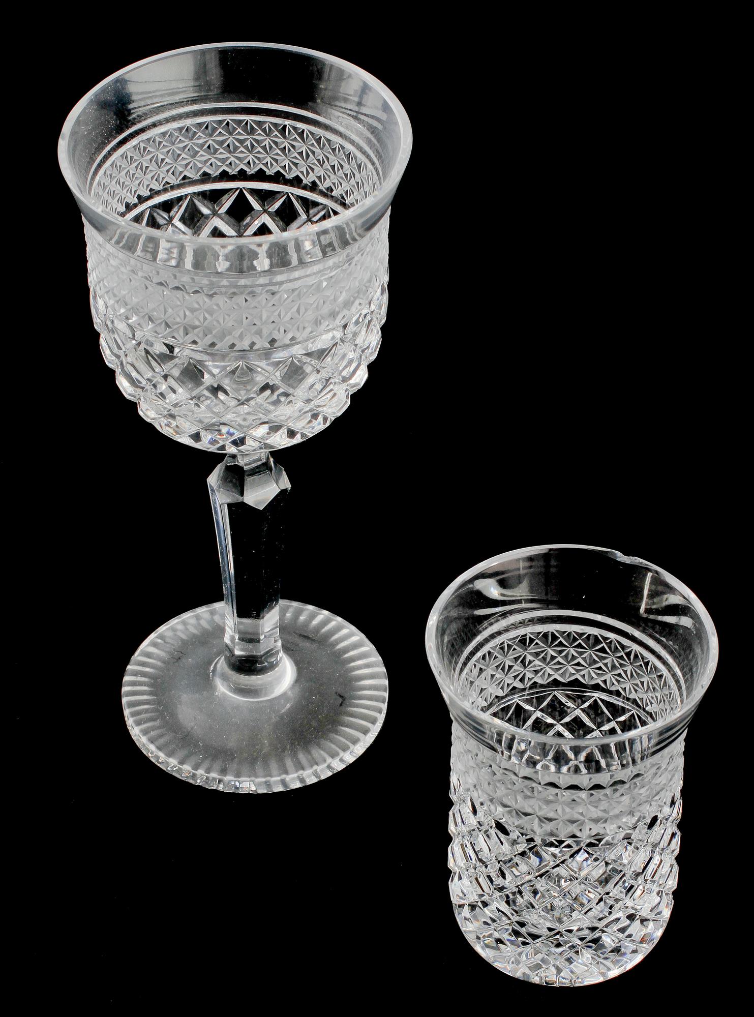 SERVISDELAR, 66 st, glas, 1900-talets andra hälft.