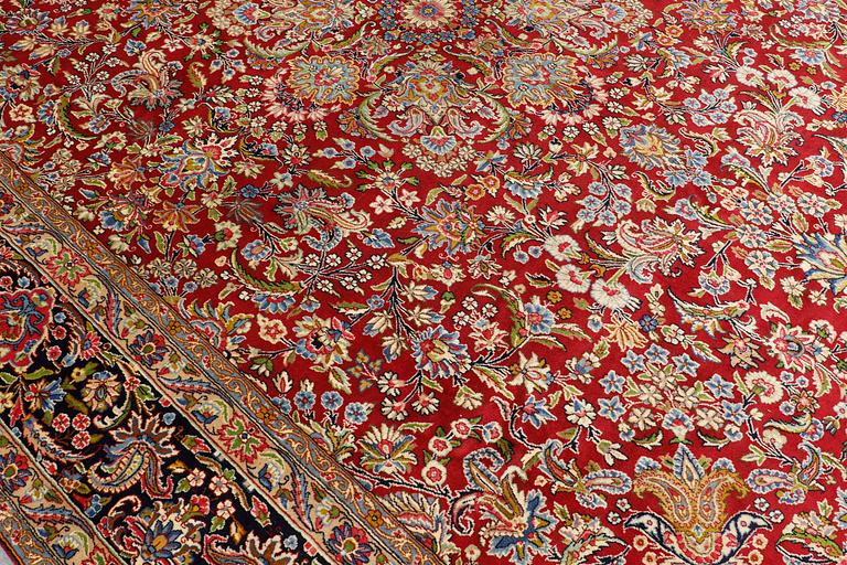 A Kirman Laver carpet, approx. 417 x 300 cm.