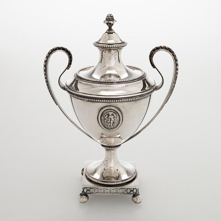 A lidded silver sugar bowl, GAB, Stockholm 1896.
