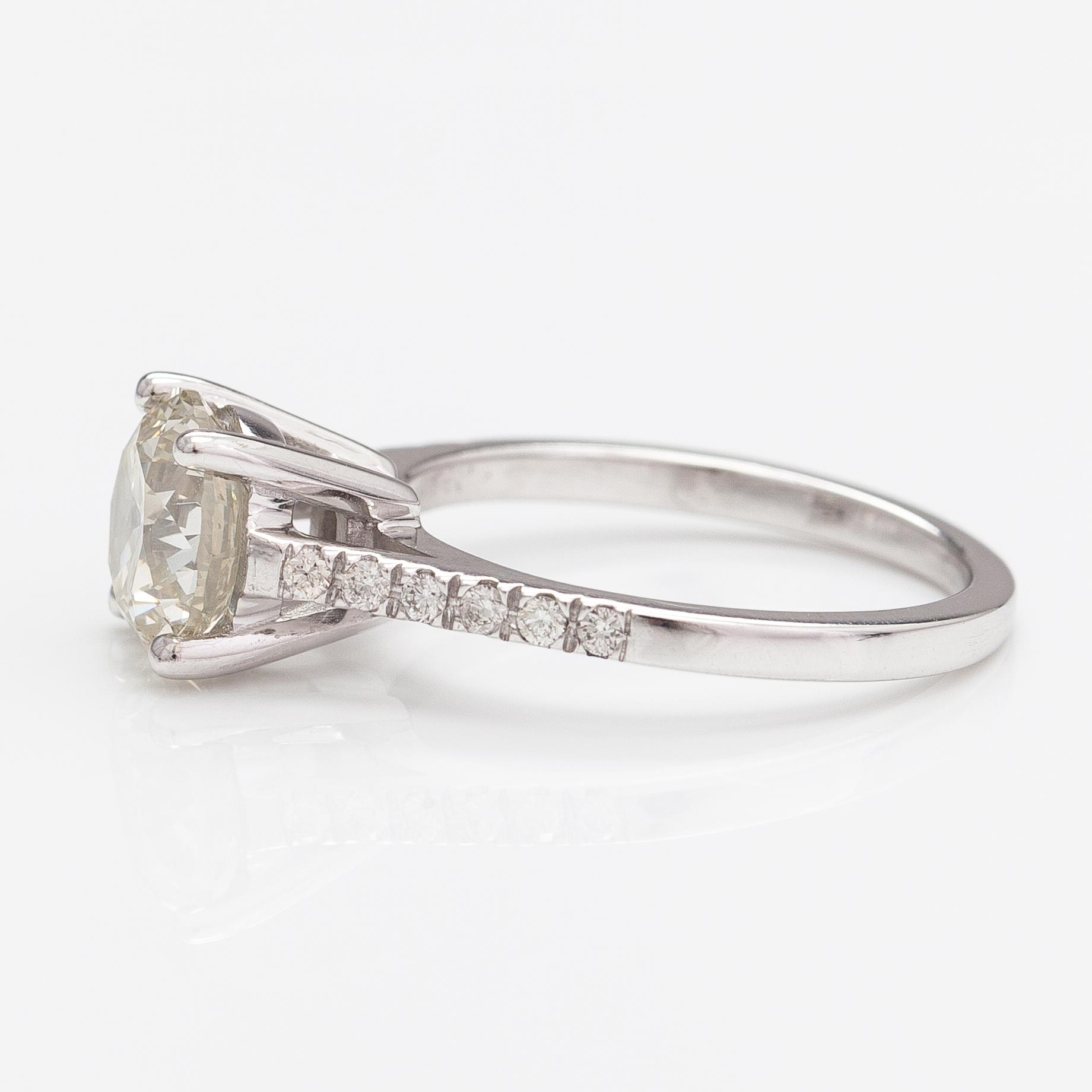 A 14K white gold ring with diamonds ca. 2.23 ct in total. AIG-certificate.