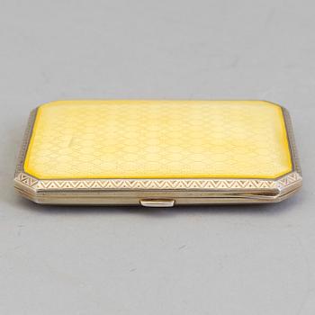 CIGARETTETUI, guillocherad emalj och sterlingsilver, engelska importstämplar, London 1927. Vikt 82 g.