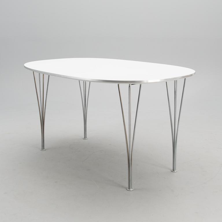 A "Superellips" table and four "Sjuan" chairs, manufacturer's labels, Fritz Hansen, Denmark.