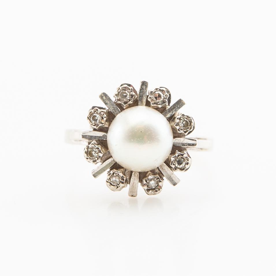 Ring, silver with a pearl and brilliant-cut diamonds.