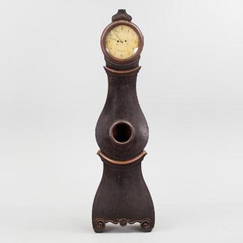 A LATE 18TH CENTURY LONG CASE CLOCK BY CARL FREDRIK FRÉN.