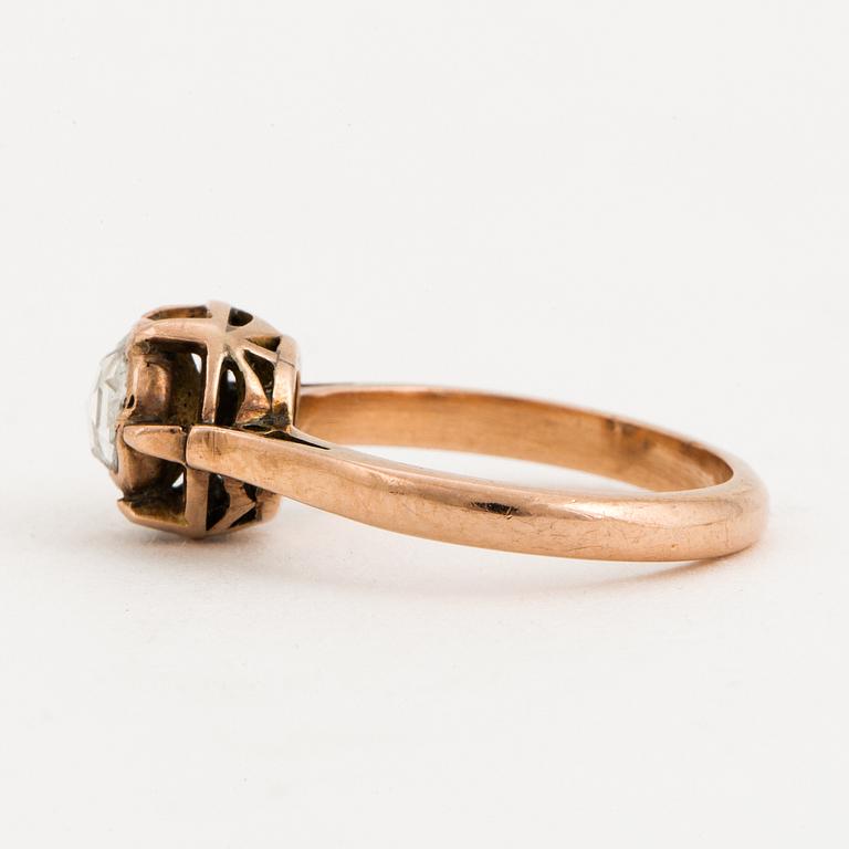 RING, 14K rödguld med en rosensten.