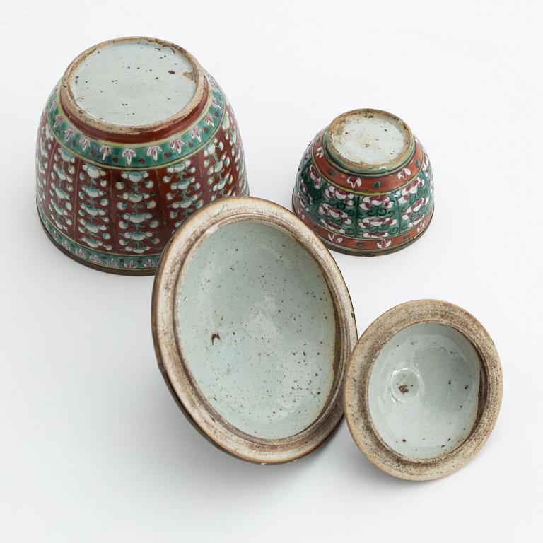 Two Chinese 'Bencharong/Benjarong' jars with cover for the Thai market, 19th Century.