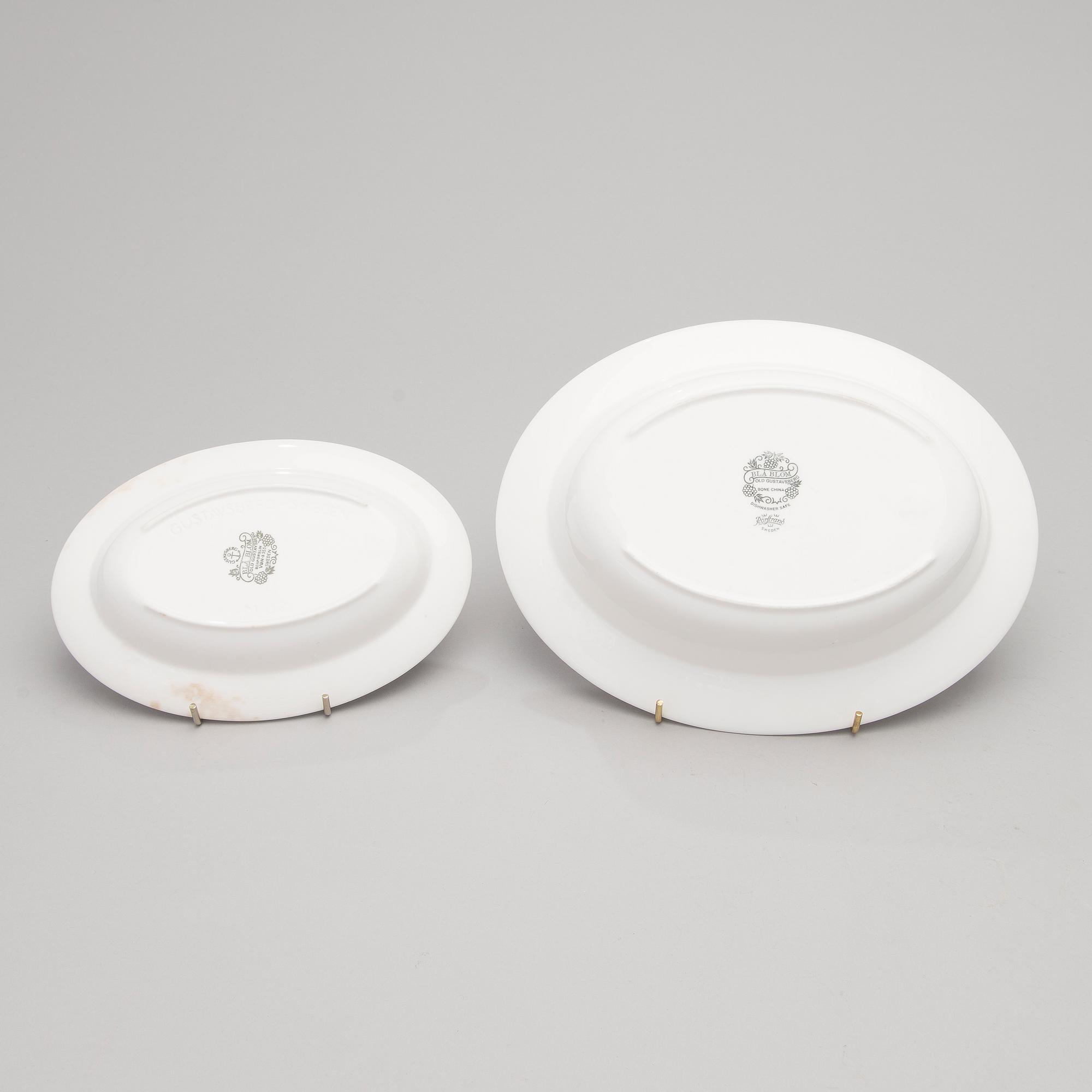 A 43-piece porcelain dinnerware set, "Blå blom", Gustavsberg.