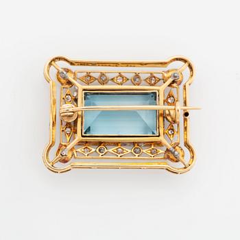 Brosch 18K guld med en fasettslipad akvamarin, pärlor samt gammalslipade diamanter.