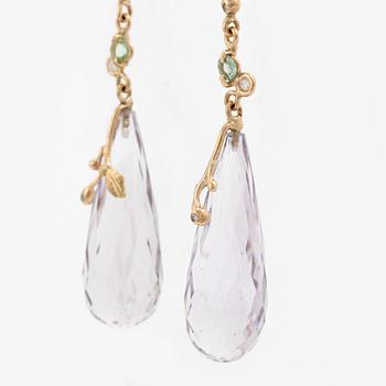 Örhängen, Mandelstam, 18K guld med brioletteslipade ametister, turmaliner och briljantslipade diamanter.