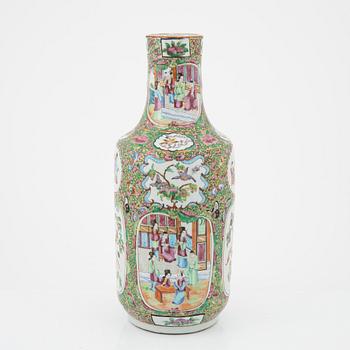 A porcelain vase, Canton, Qing dynasty, 19th Century.