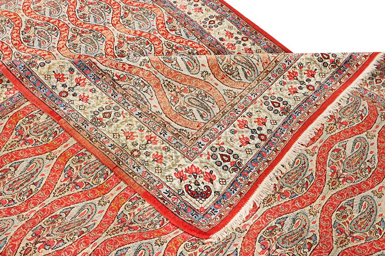 Matta, Senneh, part silk, ca 343 x 232 cm.