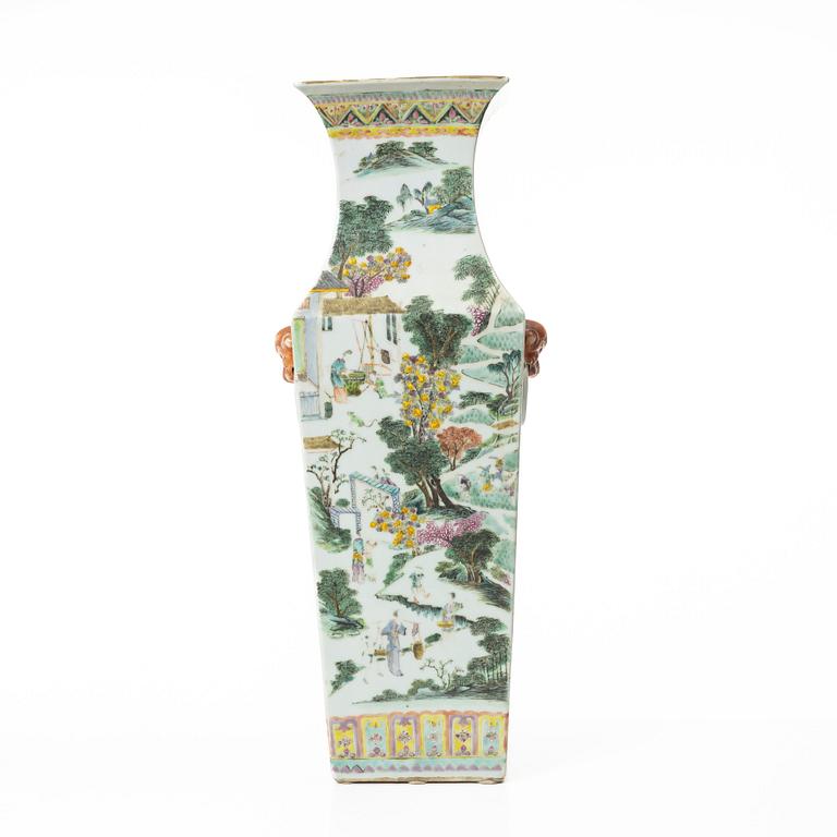 A large Chinese famille rose porcelain vase, late Qing dynasty / early 1900s.