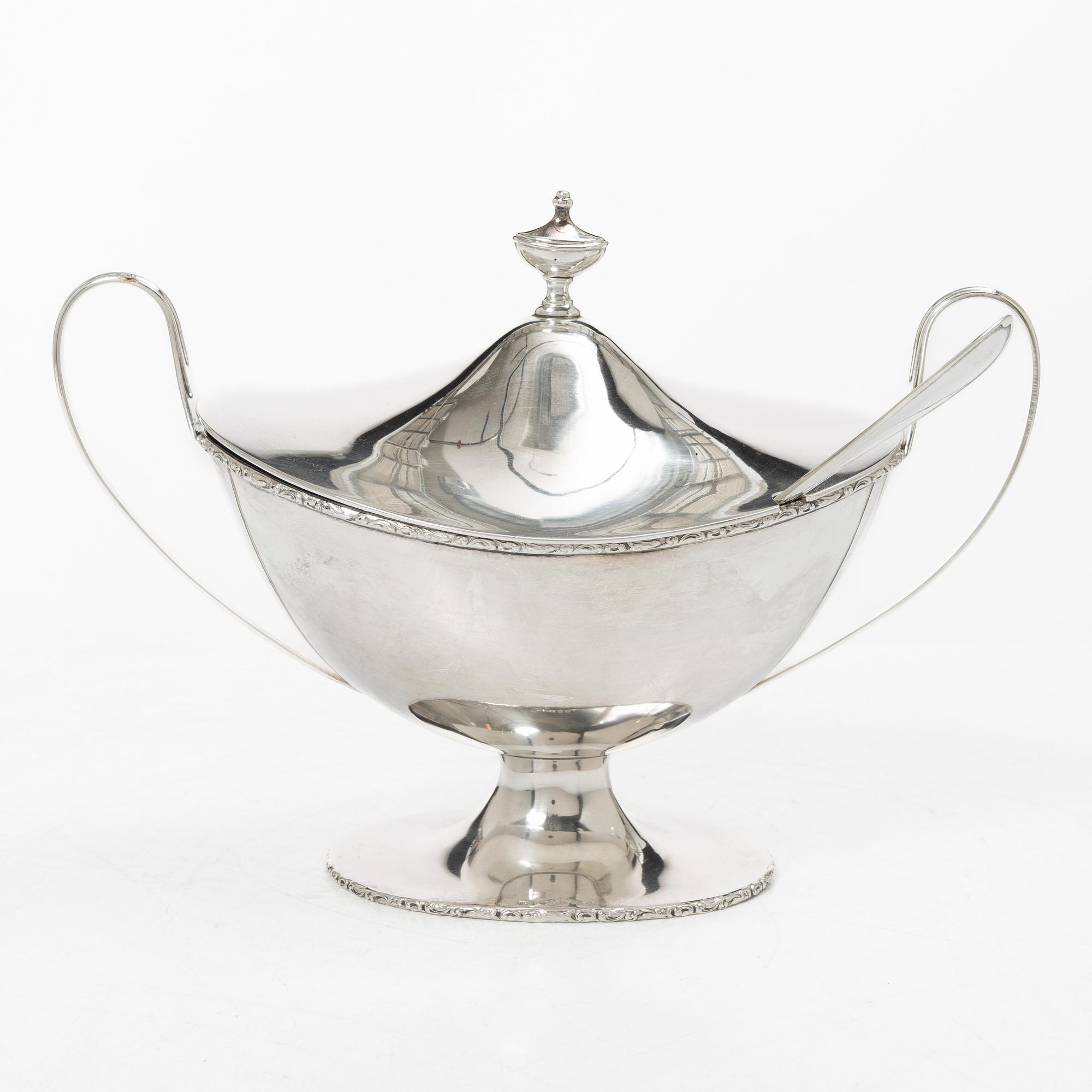 Firma Carl Fredrik Carlman, sockerskål med lock samt strösked, silver, Stockholm 1919.