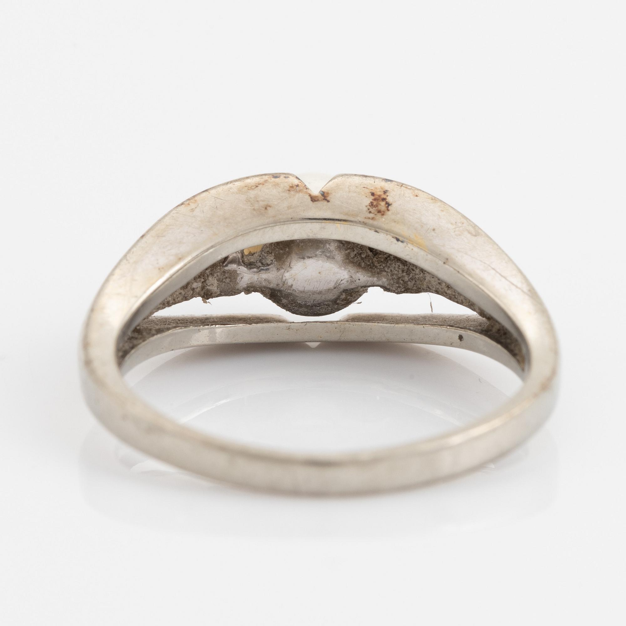 Ring med pärla och två briljantslipade diamanter.