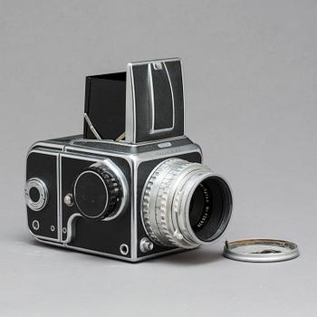KAMERA Hasselblad 1000F samt objektiv Tessar 1:28 80 mm Zeiss-Opton nr 726939.