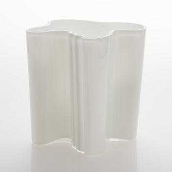 An Alvar Aalto glass vase 3031, signed Alvar Aalto, 2000's.