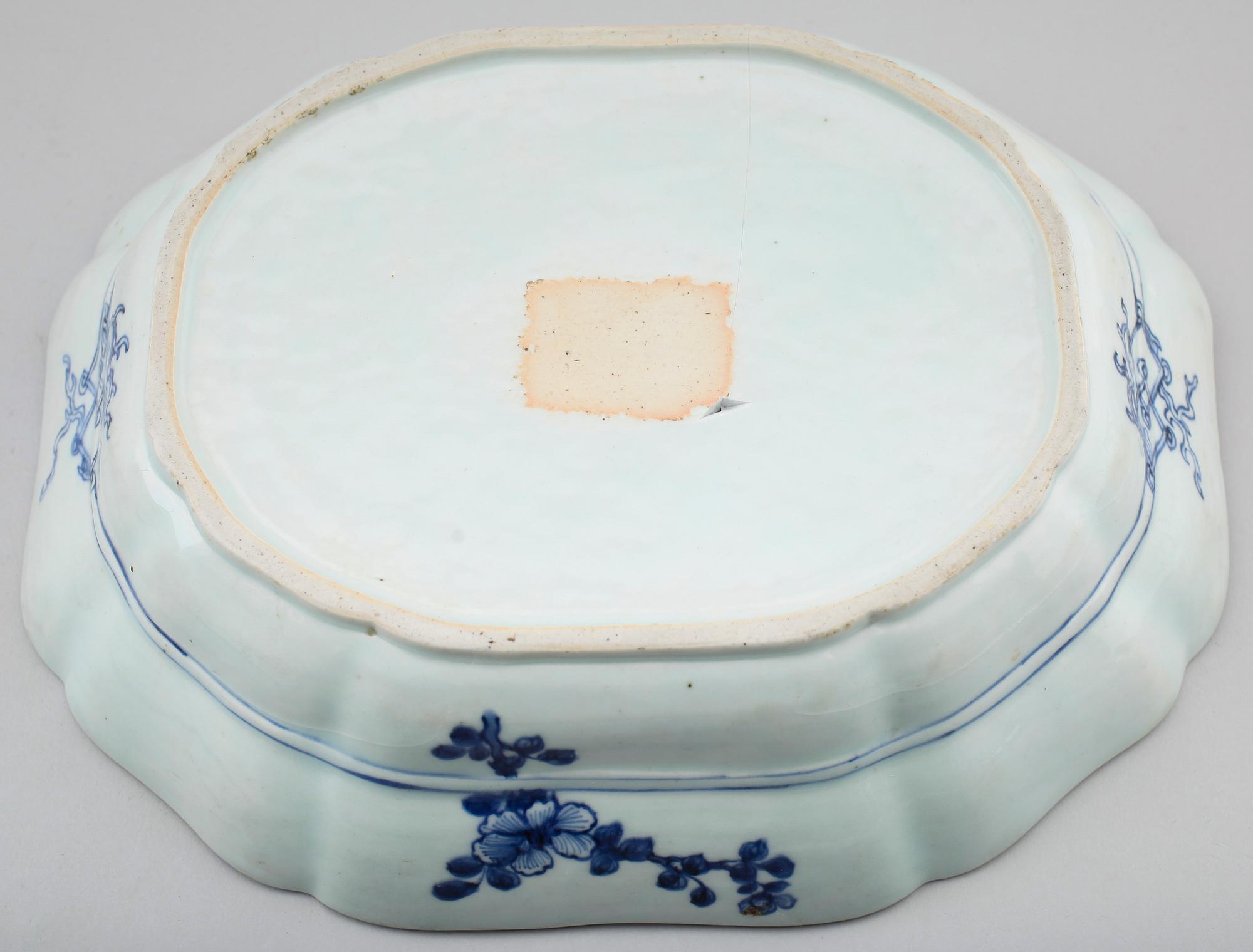 BÅLSKÅLAR, 2 st samt SKÅLFAT, porslin, Kina, 1700-tal.