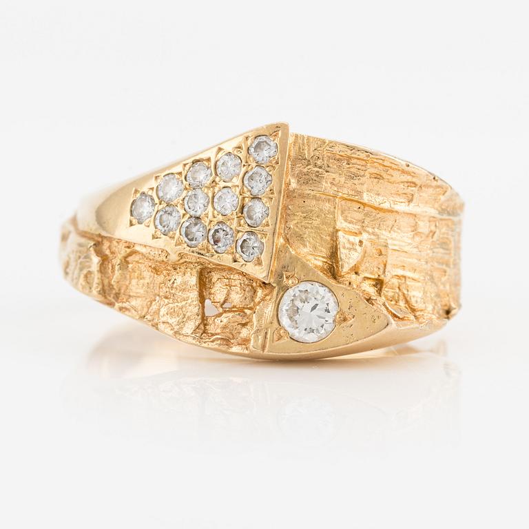 Ring, 18K guld med briljantslipade diamanter.