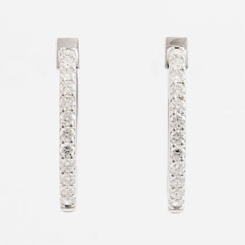 Brilliant cut diamond hopp earrings.