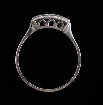 RING, 18k vitguld med 5 briljantslipade diamanter tot ca0.12ct. Vikt ca 4g.