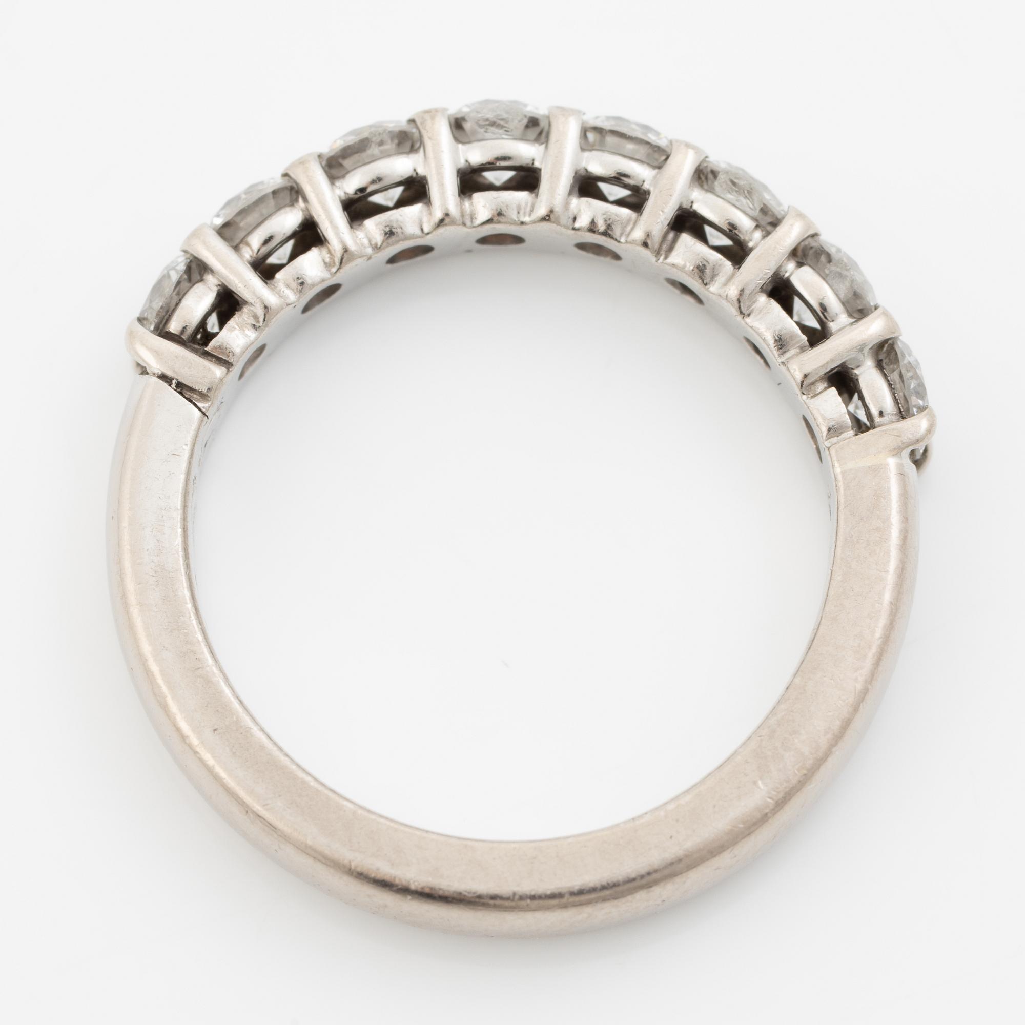 Ring, alliansring, 18K vitguld med briljantslipade diamanter.