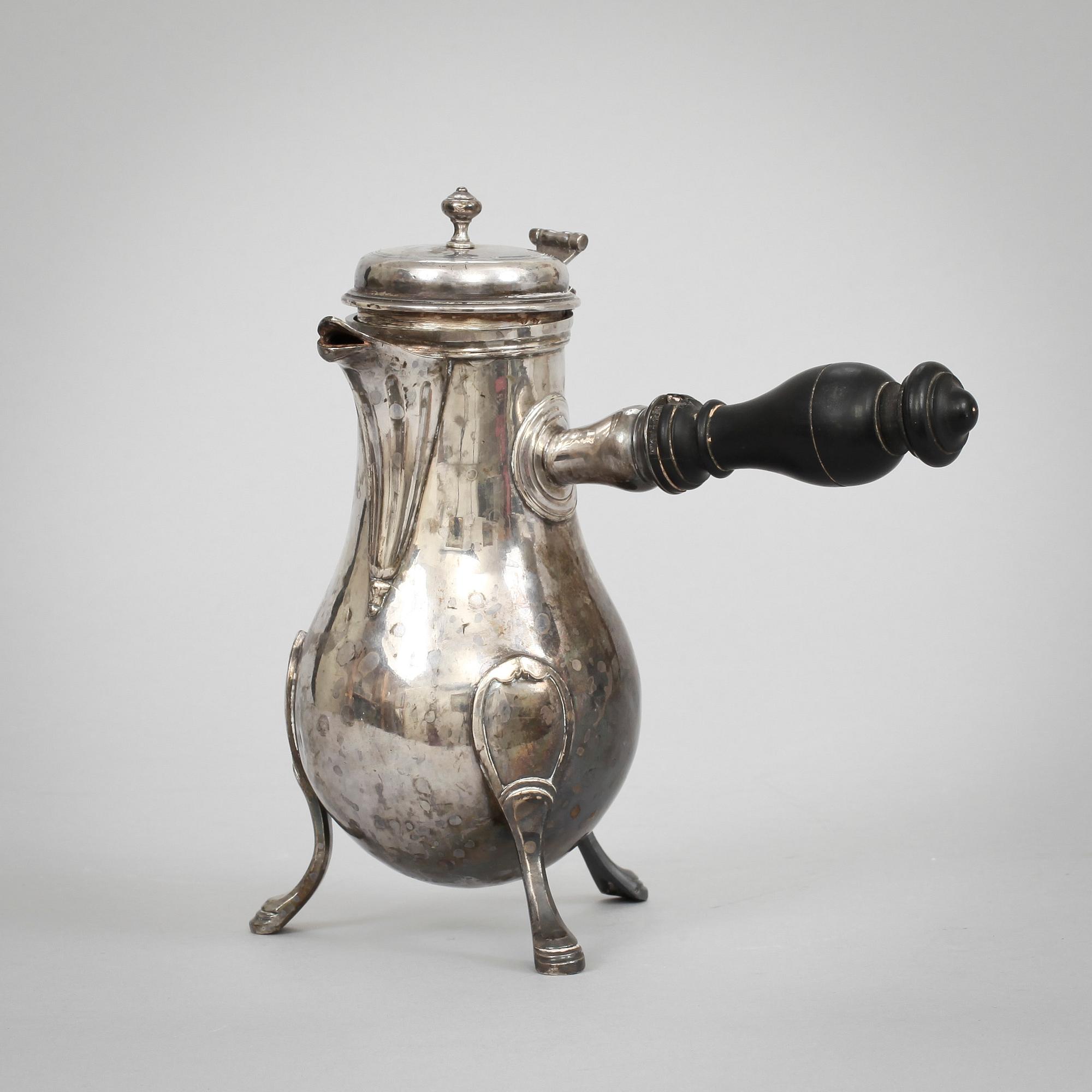 KAFFEKANNA, silver, Frankrike, 1700-talets andra hälft. Vikt 450 g.