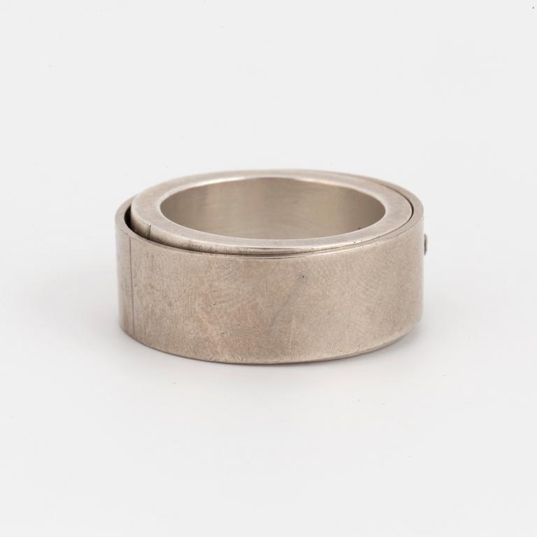 RING, Helena Edman, silver med oslipad diamant.