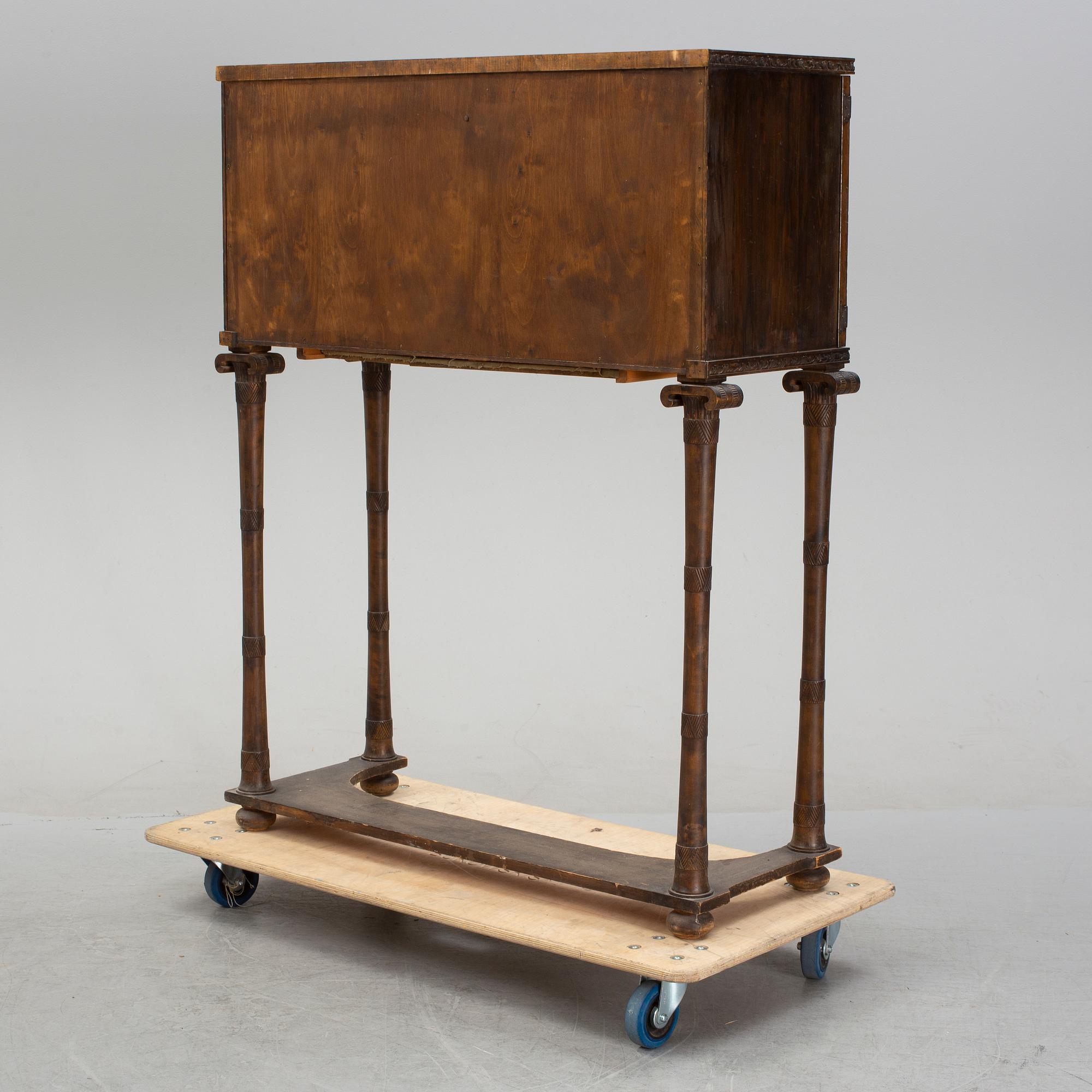 Skåp, Swedish Grace, enligt uppgift utfört av bildhuggare Ernst Sundbeck.1920-30-tal.