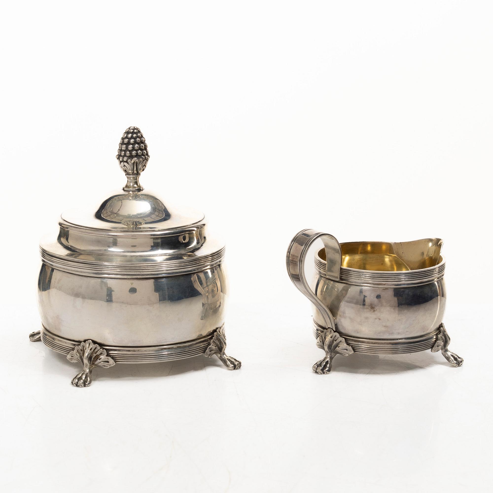 Wiwen Nilsson, Sockerskål med lock samt gräddkanna, silver, Anders Nilsson, Lund 1935.
