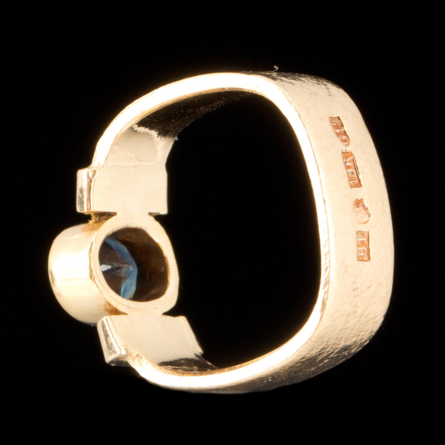RING, 18k guld med safir. Vikt ca 9g.