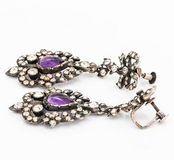 COLLIER samt ett par ÖRHÄNGEN, paste, ametister, silver, troligen 1900-talets första hälft, originaletui.