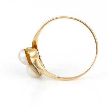 RING, 18K guld med 2 limmade dublettpärlor och 6 oslipade diamanter. Vikt ca 1,9 g.